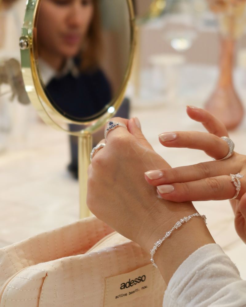 Un consiglio di skincare davanti allo specchio, al tavolo del negozio