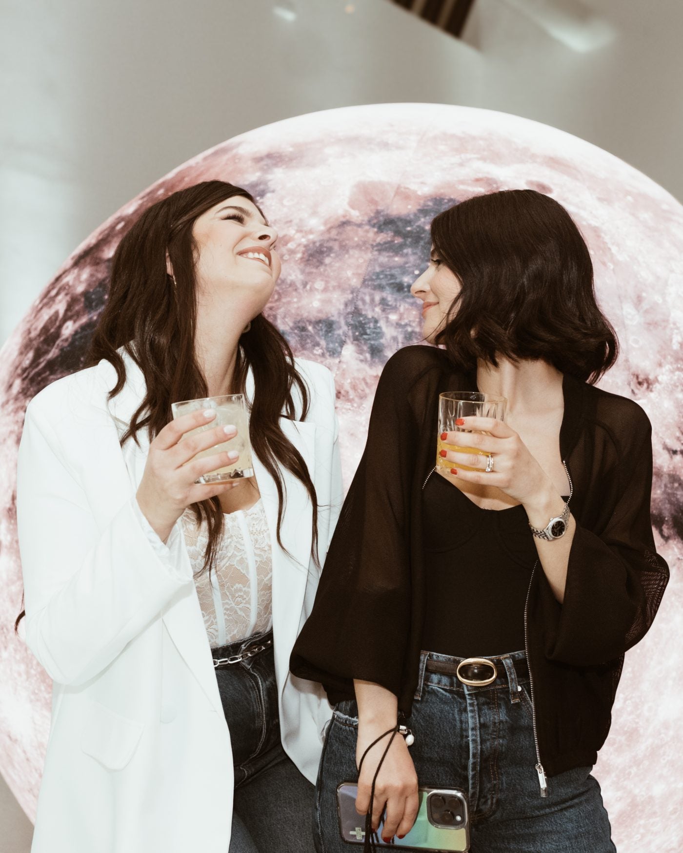 Erika e Corin, fondatrici di Sospiro, durante un evento